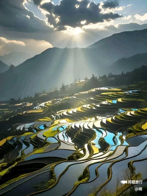 云南弥勒大佛 - 红河哈尼族彝族自治州旅游