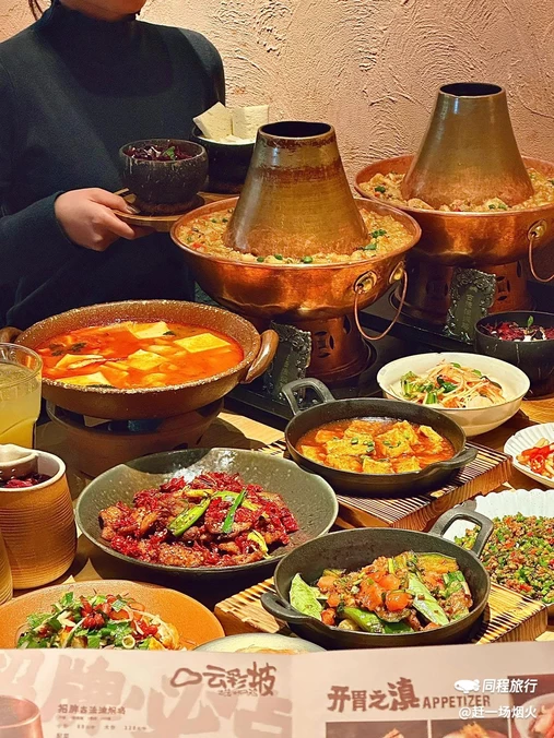 云彩坡· 云南古法油焖鸡(世纪汇店) - 上海市旅游