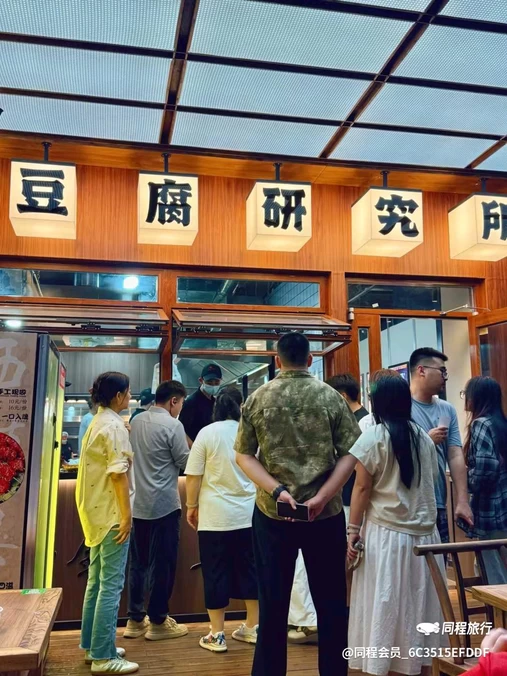 星光大道时尚购物广场地下停车场-入口 - 青岛市旅游