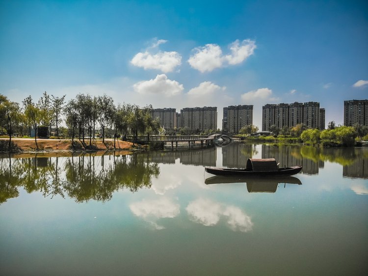 盛夏清晨的阳光也是火辣的,漫步在千鹤湖公园里,休闲又自在,公园以"鹤