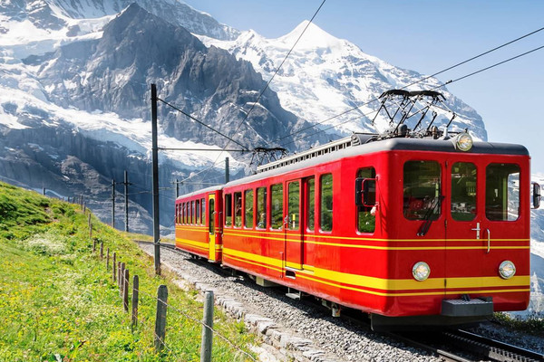 12天9晚·法国+意大利+瑞士+德国+少女峰跟团游