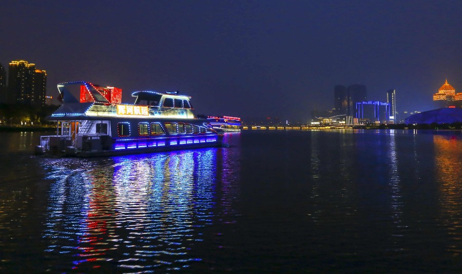 五里河观光游船位于沈阳五里河公园内,乘坐游船欣赏浑河美景,曾是水族