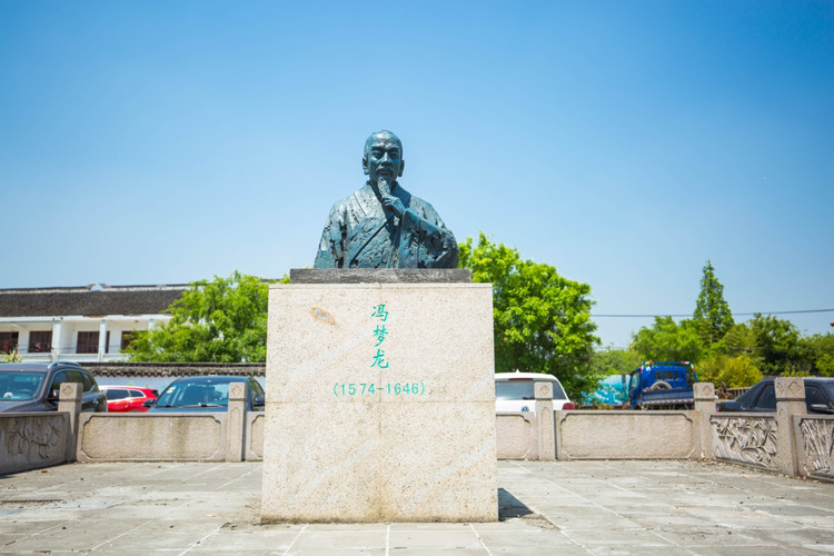 在水乡中畅游,不一样的苏州相城三日游冯梦龙村,粉墙黛瓦下,绕墙而行