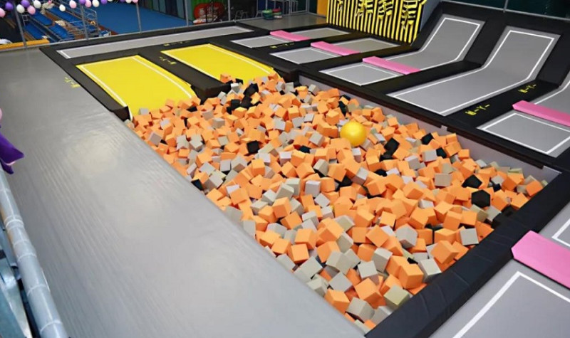 反转地球蹦床乐园小营路店