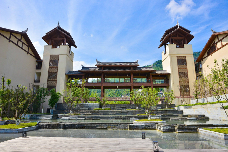 石阡佛顶山温泉小镇撒个欢晚上住在水乐园对面的御汤生温泉度假酒店
