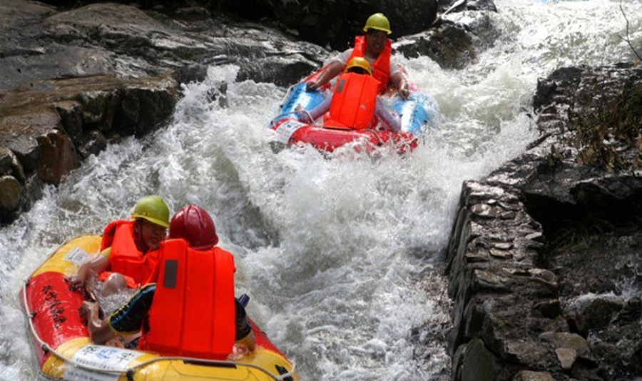 水竹湾峡谷漂流,位于浙江省金华市浦江县檀溪镇水竹湾森林公园内,漂流