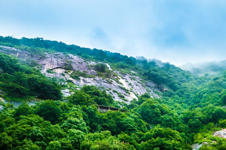 雾蒙蒙徽商古道桐庐山湾湾激流探险景区山湾湾激流探险景区位于山谷之