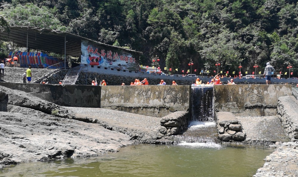 仙居仙人谷漂流仙人谷景区分上游为探险漂流,下游为激情漂流,两者堪称