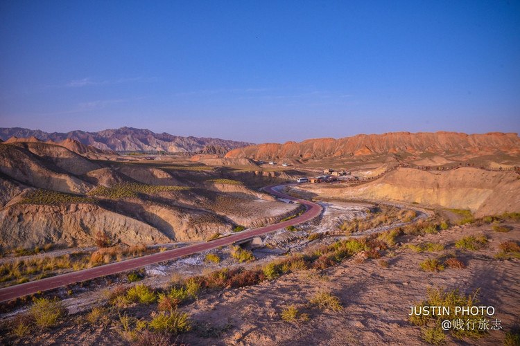 奔走在甘肃河西走廊的大道,2000公里的丝路