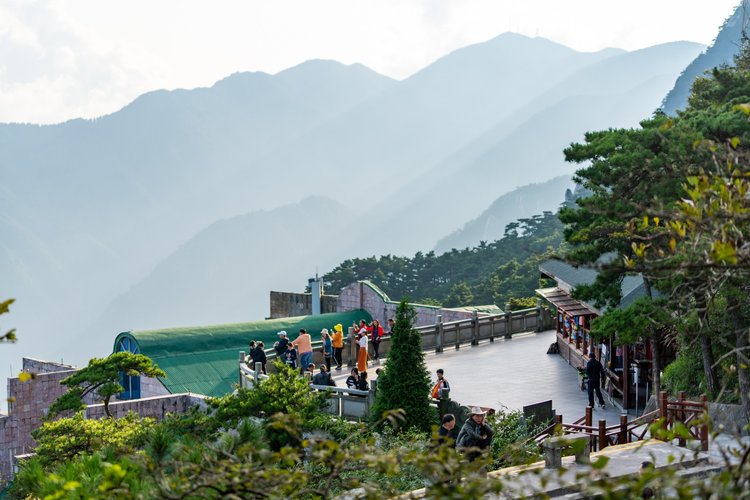 庐山风景区-观光车停车场庐山风景区-观光车停车场路边观景台:都说