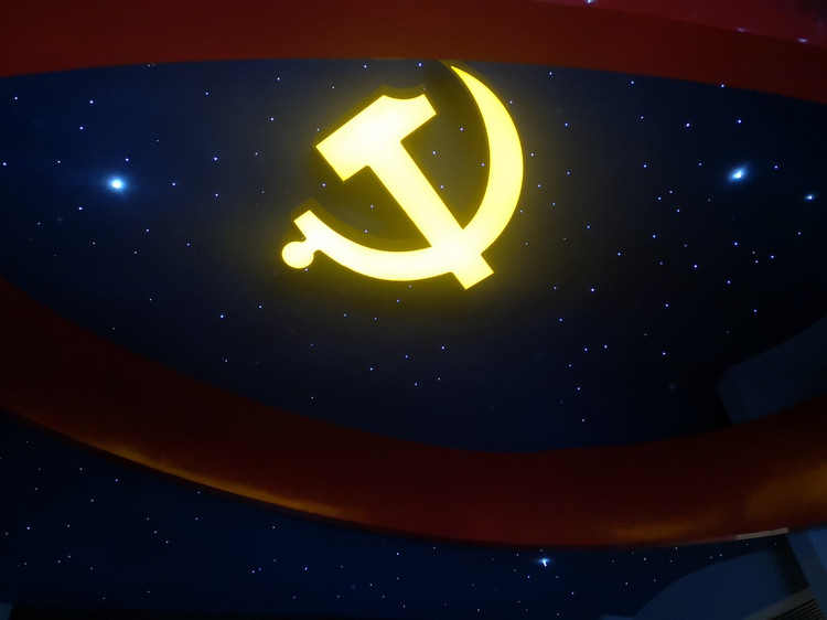 华中党校纪念馆暮色中走近华中党校纪念馆,纪念馆建筑面积750,展陈