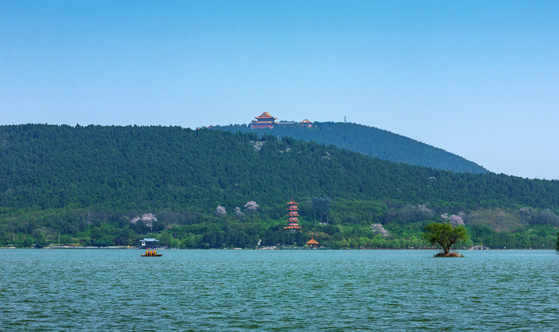 江苏省徐州市云龙湖湖中路1号开放时间:景点简介:云龙湖地处市区中心