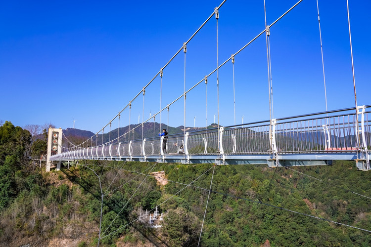 诗韵小城慢时光下了缆车惊险刺激的玻璃桥映入眼帘,横跨在两段山壁