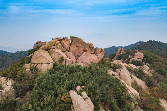 最后的冲刺,登顶龙头峰,峰顶巨石人称"仙人床",颇有一丝仙气.