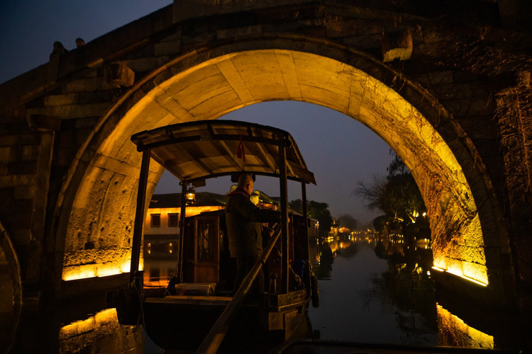 这是我第一次,夜间坐摇橹船,游览乌镇的美妙夜景.