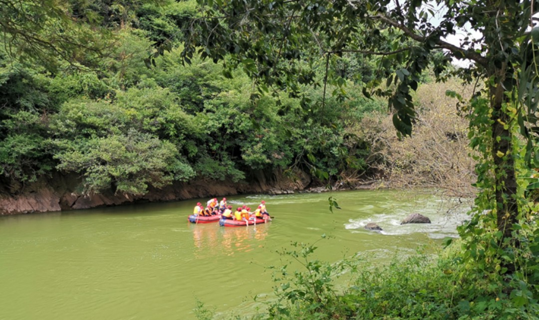 昆明青龙峡峡谷漂流